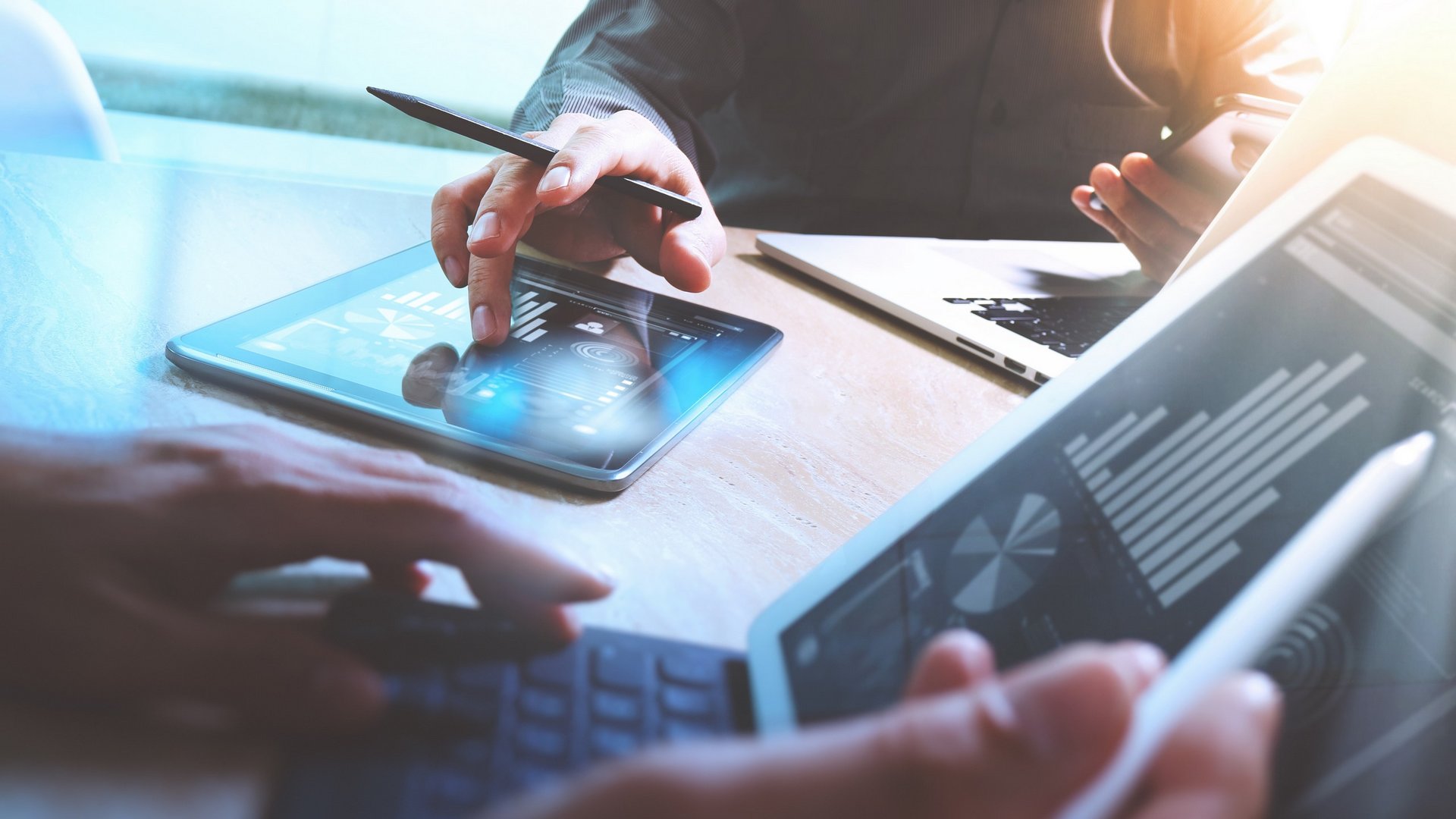 Fahrzeugortung in Echtzeit für Ihr Unternehmen Fahrzeugortung in Echtzeit für Ihr Unternehmen